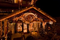 Immense sapin décoré, grandes illuminations, père Noël, musiciens en live, repas festif... Les yeux pétillent toujours autant le 24 décembre au Chalet de Juliette, l'hôtel tenu par Juliette Collomb, 75 ans, l'incontournable hôtelière de l'Alpe d'Huez (38).