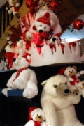 La Mare aux oiseaux à Saint-Joachim (44) est envahie par la Compagnie des ours jusqu'au 5 janvier. Éric Guérin pousse les tables pour perpétuer cette tradition féérique réunissant plus de 1 500 ours en peluche.