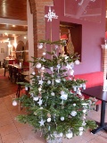 Au milieu de décorations plus traditionnelles, fourchettes et couteaux habillent malicieusement le sapin de Noël de La Pergola à Toulouse (31).