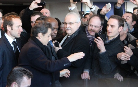 M. Jean Terlon (à droite écharpe mauve et blanche) venant de remettre les documents à M. le Président de la République M. Jean Terlon (à droite écharpe mauve et blanche) venant de remettre les documents à M. le Président de la République