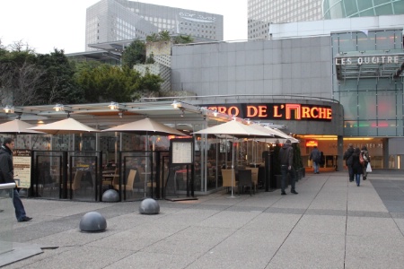 Au Bistro de l'Arche, à La Défense, malgré la terrasse chauffée, le froid a eu raison des fumeurs. Au Bistro de l'Arche, à La Défense, malgré la terrasse chauffée, le froid a eu raison des fumeurs.