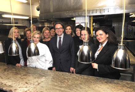 Dans les cuisines d'Hélène Darroze (en blanc), Frédéric Lefebre a rendu hommages à des personnalités féminines de l'entrepreunariat à l'occasion de la journée de la femme. Dans les cuisines d'Hélène Darroze (en blanc), Frédéric Lefebre a rendu hommages à des personnalités féminines de l'entrepreunariat à l'occasion de la journée de la femme.