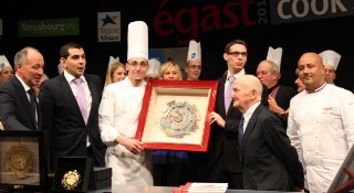 Marc et Jean-Pierre Haeberlin, ainsi que Frédéric Anton, entourent les lauréats du trophée: Sébastien Prenot (cuisine), Ahmad Houmani (service) et Jonathan Bauer-Monneret (sommellerie)