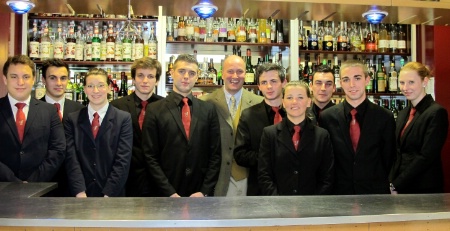 Encadrant Colin Field, (au centre) chef du bar Hemingway du Ritz à Paris, les dix candidats : Arcachon : Benoît Fiol ( 2e à droite) Eglantine Danet, Morane Degraves ; de Talence, Pierre Chabenat ( 3e à droite), Quentin Cartier, Guillaume Pouyet, Maxime Fernandez ; de Biarritz : Flavien Caussade ; de La Rochelle : Laureline Taisant, Bastien Flament Encadrant Colin Field, (au centre) chef du bar Hemingway du Ritz à Paris, les dix candidats : Arcachon : Benoît Fiol ( 2e à droite) Eglantine Danet, Morane Degraves ; de Talence, Pierre Chabenat ( 3e à droite), Quentin Cartier, Guillaume Pouyet, Maxime Fernandez ; de Biarritz : Flavien Caussade ; de La Rochelle : Laureline Taisant, Bastien Flament