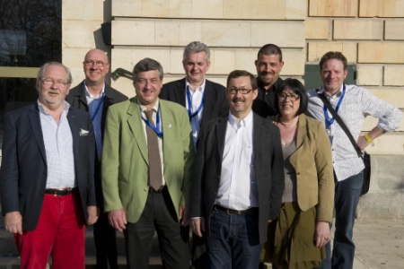 Bernard Gontier (Pdt des Hôteliers), Alain Bard (secrétaire général), Claude Bellot (en veste verte : Pdt de la CPIH 79), Dominique Paitrault (Pdt des Cafetiers), Eric Favreau (Trésorier), Richard Morin (Pdt des Restaurateurs), Véronique Fouet (secrétaire administrative) et Cyril Godin (Adjoint à la restauration). Bernard Gontier (Pdt des Hôteliers), Alain Bard (secrétaire général), Claude Bellot (en veste verte : Pdt de la CPIH 79), Dominique Paitrault (Pdt des Cafetiers), Eric Favreau (Trésorier), Richard Morin (Pdt des Restaurateurs), Véronique Fouet (secrétaire administrative) et Cyril Godin (Adjoint à la restauration).