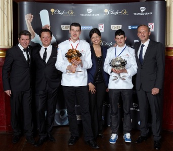 Michel Roth, président de la sélection Chefs, Jean-Christophe Adouritz, président de TransGourmet France, Lucas Marini, vainqueur 2012 de la sélection Chef, Carinne Teyssandier, journaliste culinaire et animatrice de la soirée, Andréas Baehr vainqueur 2012 de la sélection Apprentis et Christian Le Squer, président de la sélection Apprentis. Michel Roth, président de la sélection Chefs, Jean-Christophe Adouritz, président de TransGourmet France, Lucas Marini, vainqueur 2012 de la sélection Chef, Carinne Teyssandier, journaliste culinaire et animatrice de la soirée, Andréas Baehr vainqueur 2012 de la sélection Apprentis et Christian Le Squer, président de la sélection Apprentis.