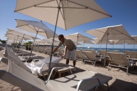 Chaque été, le logement des saisonniers est pour beaucoup un véritable casse-tête. L'hôtel Martinez, à Cannes, loue des logements destinés à ses saisonniers.