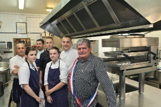 Élu de la commune, Christian Etienne, accorde toujours l'essentiel de son temps à son restaurant et son équipe. Élu de la commune, Christian Etienne, accorde toujours l'essentiel de son temps à son restaurant et son équipe.