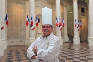 Cuisinier, Christian Etienne est présent tous les matins à la mairie d'Avignon. Cuisinier, Christian Etienne est présent tous les matins à la mairie d'Avignon.