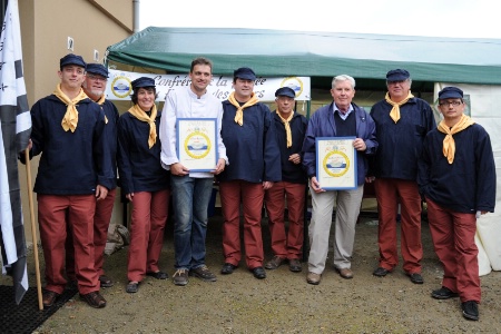 Une confrérie composée : du 'grand chancelier', Jean-Luc Robin, du 'grand chambellan', Thierry Clech, assisté d'Olivier Helibert, du 'grand argentier', Philippe Martin, assisté d'Odile Troadec, et des consuls. Une confrérie composée : du 'grand chancelier', Jean-Luc Robin, du 'grand chambellan', Thierry Clech, assisté d'Olivier Helibert, du 'grand argentier', Philippe Martin, assisté d'Odile Troadec, et des consuls.