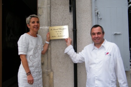 Véroniquez Gaulon, présidente de l'Umih Berry, remet le panneau de Maître restaurateur à Pascal Chaupitre. Véroniquez Gaulon, présidente de l'Umih Berry, remet le panneau de Maître restaurateur à Pascal Chaupitre.