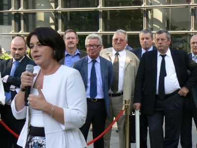 La ministre Sylvia Pinel lors de son intervention. En arrière-plan, à sa gauche, et de gauche à droite : Robert Touchet (CPIH), Didier Chenet (Synhorcat), Claude Daumas (Fagiht), Hubert Vilmer (Snarr), Roland Heguy (Umih). La ministre Sylvia Pinel lors de son intervention. En arrière-plan, à sa gauche, et de gauche à droite : Robert Touchet (CPIH), Didier Chenet (Synhorcat), Claude Daumas (Fagiht), Hubert Vilmer (Snarr), Roland Heguy (Umih).