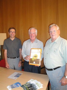 Jean Duquesnois, président du Secours Catholique de Savoie(à gauche), Ludovic de Lalaudie, délégué général (au centre) et Claude Daumas, président de la Chambre Syndicale de l'Industrie Hôtelière de Savoie.