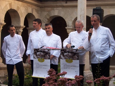 Les chefs lors de la présentation de l'association (de gauche à droite) : Julien Taurant, Sébastien Desestret, Bruno Ray, Philippe Girardon et Patrick Henriroux. Les chefs lors de la présentation de l'association (de gauche à droite) : Julien Taurant, Sébastien Desestret, Bruno Ray, Philippe Girardon et Patrick Henriroux.