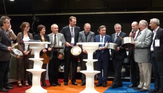 De gauche à droite : Laurent Petit, Valérie Gonzo-Massol (adjointe au maire d'Annecy), Annabelle André (conseillère régionale), Serge Lesimple (vice-président de C2A), Lionel Tardy (député), Pascal Droux (président du Syndicat CHR d'Annecy), Guy Métral (président de la CCI), Pierre Hérisson (sénateur), Thierry Deturche (président de Laad), Claude Daumas (président de la Fagiht) et François Scavini (adjoint au maire d'Annecy).