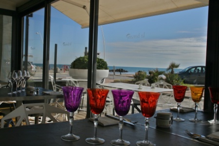 La salle de restaurant, avec vue sur la mer La salle de restaurant, avec vue sur la mer