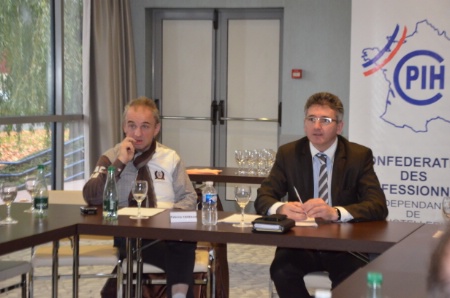 De g à d : Fabrice Cazeaux et Philippe Lefèvre face à des adhérents plongés dans la tourmente du rapport Thevenoud. De g à d : Fabrice Cazeaux et Philippe Lefèvre face à des adhérents plongés dans la tourmente du rapport Thevenoud.
