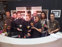 Roland Croisé président des cafetiers de la CPIH avec les 7 participants du concours barman : Thomas Papillaud (Attitude Pub), Johny Rougeot (saint-Jean),le vainqueur Lou Serafini (Médéric), Camille Beaune (Médéric), Céline Mendoza et Aurore Nune de L'Havana Café et Kevin Delais de Attitude Pub