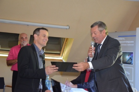 Pascal Mathieu reçoit du président confédéral sa plaque de Maître Restaurateur.