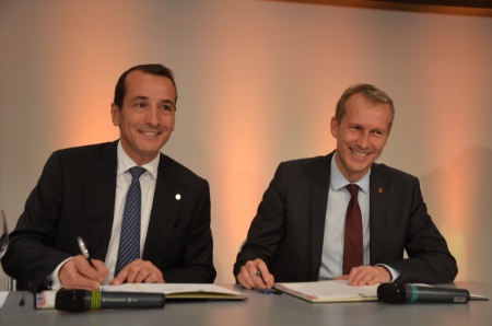 De g à d : Franck Jeantet et Guillaume Garot, mercredi 25 septembre, lors de la signature. De g à d : Franck Jeantet et Guillaume Garot, mercredi 25 septembre, lors de la signature.