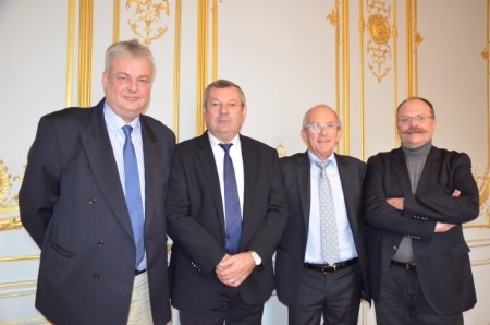 De g à d : Hubert Jan, Roland Héguy, rpésident confédéral de l'Umih, Hervé Bécam, vice-président confédéral et Jean Terlon, la semaine dernière, rue d'Anjou. De g à d : Hubert Jan, Roland Héguy, rpésident confédéral de l'Umih, Hervé Bécam, vice-président confédéral et Jean Terlon, la semaine dernière, rue d'Anjou.