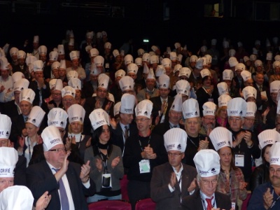 En signe de protestation, les restaurateurs ont coiffé une toque sur laquelle était inscit : 'Sacrifiés mais pas résignés'.