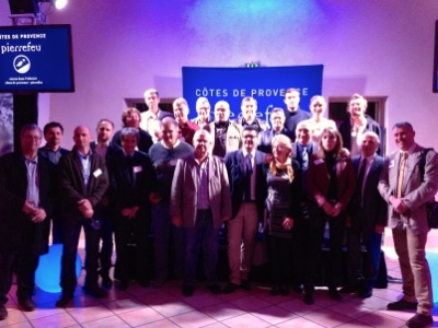 Autour de Frédéric Ravel, président de l'association des vignerons de Cuers-Pierrefeu-Puget-Ville, les 31 vignerons membres. Autour de Frédéric Ravel, président de l'association des vignerons de Cuers-Pierrefeu-Puget-Ville, les 31 vignerons membres.