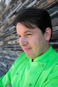 Pascal Favre d'Anne : 'J'accepte la critique car elle fait progresser, mais pas n'importe comment. Les sites d'avis en ligne doivent avoir des modérateurs, refuser l'anonymat et contrôler la véracité des propos tenus.' Pascal Favre d'Anne : 'J'accepte la critique car elle fait progresser, mais pas n'importe comment. Les sites d'avis en ligne doivent avoir des modérateurs, refuser l'anonymat et contrôler la véracité des propos tenus.'