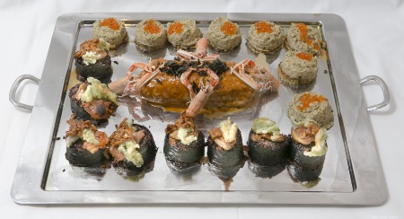 Le plat du lauréat : Filet de lotte vapeur au miso, crème de langoustines, riz noir aux langoustines et girolles, foie de lotte poêlé, tempura de langoustine et caviar d'aubergine.