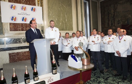 Le président de la république François Hollande lors du discours d'ouverture avec Guillaume Gomez, chef de l'Élysée et président des Cuisiniers de la république française, et les membres du jury, présidé cette année par Michel Roth, Bocuse d'or 1991.