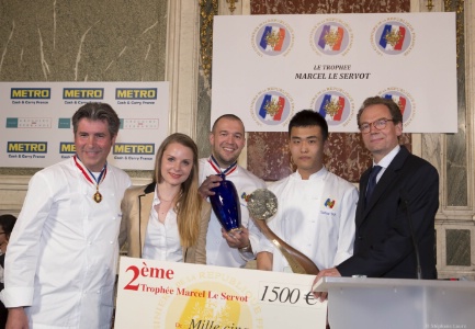 De gauche à droite : Michel Roth, Chloé Berrigaud, commis du lauréat, Guillaume Gomez, Tianfeng Yan, le lauréat, et Benoît Feytit, directeur général de Metro Cash & Carry France.