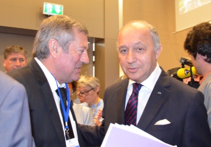 Roland Héguy et le ministre des affaires étrangères, Laurent Fabius, lors de la clôture des Assises. Pour le dirigeant syndical, celles-ci n'auraient elles été qu'un marché de dupes ? Roland Héguy et le ministre des affaires étrangères, Laurent Fabius, lors de la clôture des Assises. Pour le dirigeant syndical, celles-ci n'auraient elles été qu'un marché de dupes ?