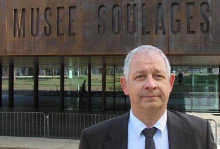 Philippe Panis, président de l'Umih 12, devant le musée Soulages. Philippe Panis, président de l'Umih 12, devant le musée Soulages.