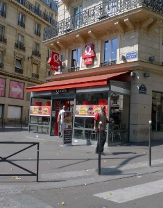 Le Quick du carrefour Barbès, qui a été touché par des projectiles le 19 juillet. Le Quick du carrefour Barbès, qui a été touché par des projectiles le 19 juillet.