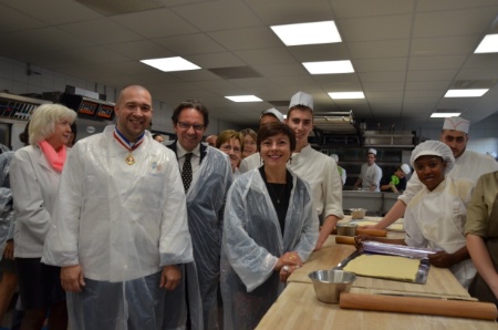 De g à d : Catherine Loheac, directrice de l'UFA, Guillaume Gomez, l'ancien ministre Frédéric Lefebvre, qui fut l'initiateur de la Fête de la Gastronomie et Carole Delga durant la visite de l'établissement. De g à d : Catherine Loheac, directrice de l'UFA, Guillaume Gomez, l'ancien ministre Frédéric Lefebvre, qui fut l'initiateur de la Fête de la Gastronomie et Carole Delga durant la visite de l'établissement.