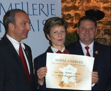 Roselyne Aguesse, félicitée par le président national, Michel Hermet, et le président des sommeliers de Champagne-Ardenne, Éric Arnaud.