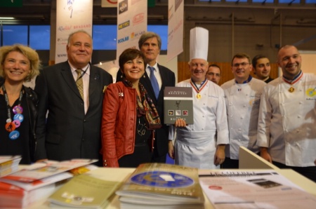 Au stand Euro-Toques. De gauche à droite : Corinne Menegaux, directrice du salon, Gérald Henrion, délégué Euro-Toques Rhônes-Alpes, Carole Delga, secrétaire d'État chargée du Commerce, Stéphane Le Foll, ministre de l'Agriculture, Jean-François Girardin, vice-président de la Société nationale des MOF, Jacques Barnachon, commissaire adjoint Euro-Toques France à l'Europe, et Guillaume Gomez, chef des cuisines de l'Élysée. Au stand Euro-Toques. De gauche à droite : Corinne Menegaux, directrice du salon, Gérald Henrion, délégué Euro-Toques Rhônes-Alpes, Carole Delga, secrétaire d'État chargée du Commerce, Stéphane Le Foll, ministre de l'Agriculture, Jean-François Girardin, vice-président de la Société nationale des MOF, Jacques Barnachon, commissaire adjoint Euro-Toques France à l'Europe, et Guillaume Gomez, chef des cuisines de l'Élysée.