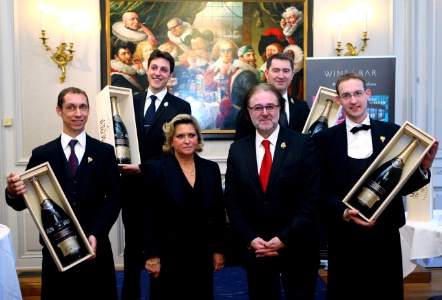 Autour de Carol Duval-Leroy, partenaire historique du MOF, et de Philippe Faure-Brac, les quatre lauréats : Pascal Paulze, Philippe Troussard, Denis Verneau et Romain Iltis. Autour de Carol Duval-Leroy, partenaire historique du MOF, et de Philippe Faure-Brac, les quatre lauréats : Pascal Paulze, Philippe Troussard, Denis Verneau et Romain Iltis.