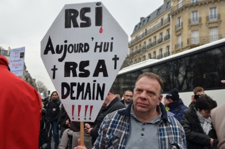 Philippe Lhomme, pancarte en main, a dénoncé le 'cauchemar des indépendants'.