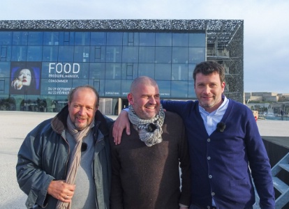 Le jury frigorifié par les rafales de vent : Gilles Goujon, Christian Etchebest et Yannick Delpech, devant le Mucem dont l'esplanade accueillait les 300 candidats de Masterchef mercredi 4 mars. Le jury frigorifié par les rafales de vent : Gilles Goujon, Christian Etchebest et Yannick Delpech, devant le Mucem dont l'esplanade accueillait les 300 candidats de Masterchef mercredi 4 mars.
