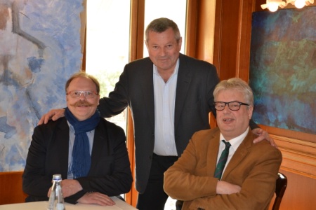 De g à d : Jean Terlon, Roland Héguy, président confédéral de l'Umih et Hubert Jean, mardi après-midi, après la réunion sur le Fait Maison. De g à d : Jean Terlon, Roland Héguy, président confédéral de l'Umih et Hubert Jean, mardi après-midi, après la réunion sur le Fait Maison.