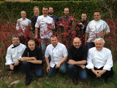Les 12 chefs fondateurs de l'association, réunis à La Bonne Étape, chez Jany Gleize (Château-Arnoux), pour le lancement officiel. Les 12 chefs fondateurs de l'association, réunis à La Bonne Étape, chez Jany Gleize (Château-Arnoux), pour le lancement officiel.