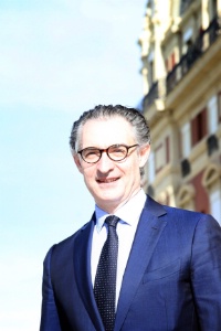 Jean-Luc Cousty succède à Jean-Louis Leimbacher à la direction de l'Hôtel du palais. Jean-Luc Cousty succède à Jean-Louis Leimbacher à la direction de l'Hôtel du palais.