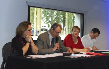 De g à d : Anne-Laure Alléard, présidente des hôteliers, Eric Jouanen, Sandrine Poulain, présidente des cafetiers/discothécaires et Stéphane Louveau, président des restaurateurs. De g à d : Anne-Laure Alléard, présidente des hôteliers, Eric Jouanen, Sandrine Poulain, présidente des cafetiers/discothécaires et Stéphane Louveau, président des restaurateurs.