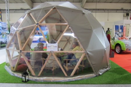 Une tente revisitée, conçue par quatre architectes et charpentiers de l'Atlantique.
