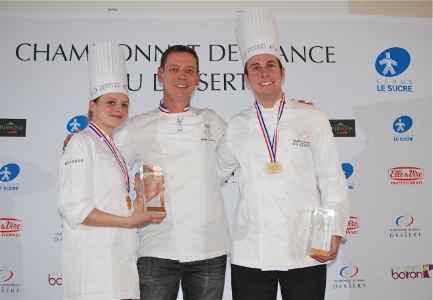 De gauche à droite : Morgane Raimbaud, championne catégorie juniors, Jérôme Chaucesse, président du jury, Damien Gendron, champion catégorie professionnels.