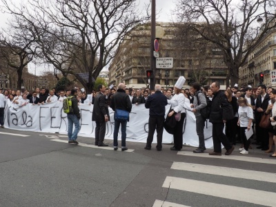 Les élèves du lycée Jean Drouant, les enseignants et des anciens élèves ont manifesté pour défendre l'avenir de leur établissement.