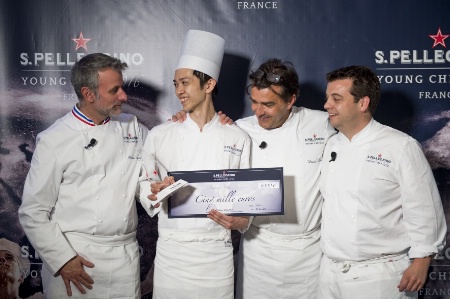 Le finaliste, Shintaro Awa, entouré de Mathieu Viannay, Yannick Alléno et Alexandre Gauthier, lors de la finale française du S. Pellegrino Young Chef 2016.