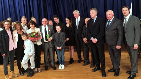 René Meilleur entouré de sa famille et de Michel Barnier, ancien ministre (5e en partant de la droite), Hervé Gaymard, président du conseil général de Savoie (3e à droite) et, André Plaisance, maire de Saint-Martin-de-Belleville (2e à droite).