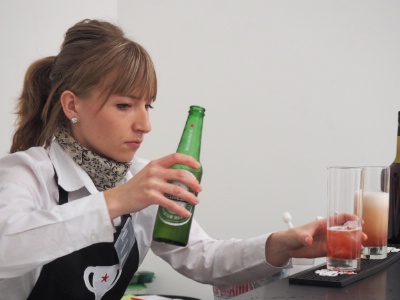 Durant l'épreuve de cocktail, le candidat est questionné sur le choix de sa recette, sur les produits...